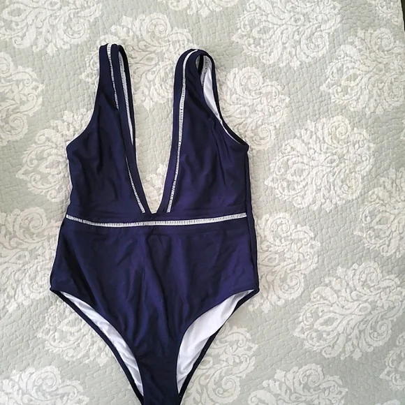 Cupshe deep V - Picture 2 of 3